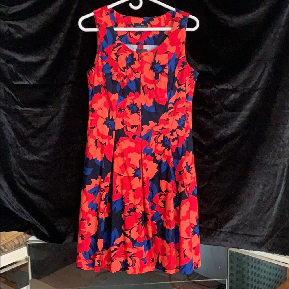 Shaped floral pattern dress with pleats